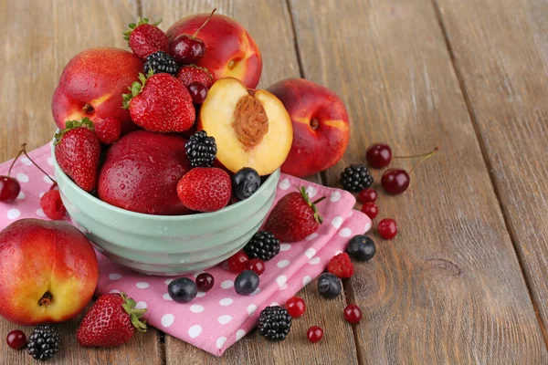 Peaches and berries in bowl — Stock Photo, Image