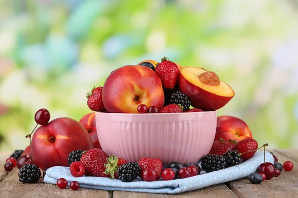 Peaches and berries in bowl — Stock Photo, Image