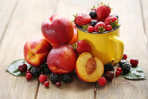 Peaches and berries on table close-up — Stock Photo, Image