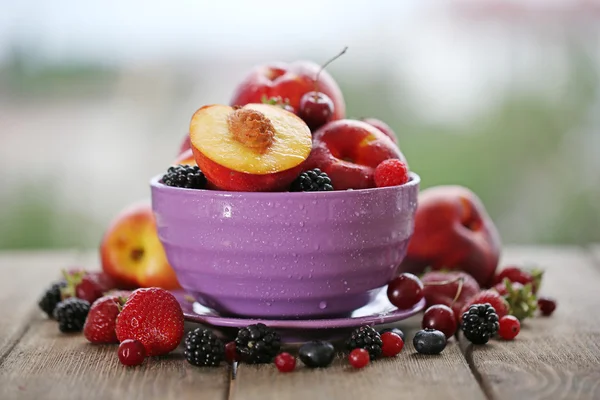 桃子和浆果在碗里 — 图库照片