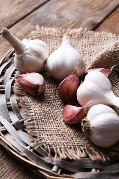 Fresh garlic on wicker mat — Stock Photo, Image