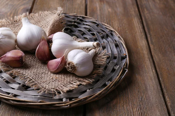 Fresh garlic on wicker mat — Stock Photo, Image