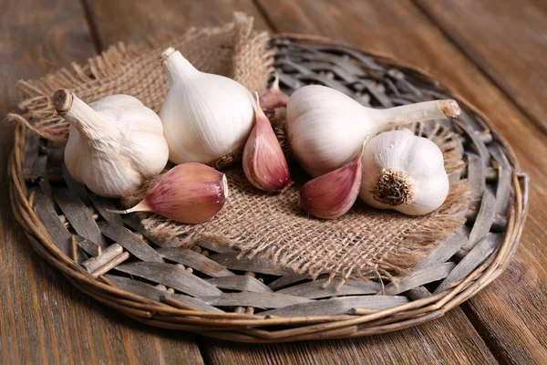 Aglio fresco su stuoia di vimini — Foto Stock