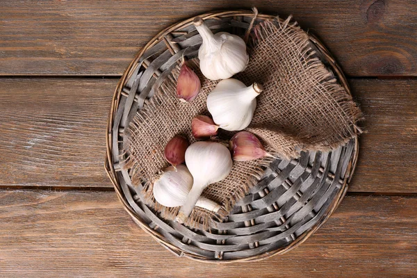 Fresh garlic on wicker mat — Stock Photo, Image