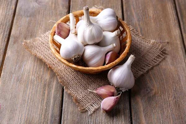 Ajo fresco en canasta de mimbre — Foto de Stock