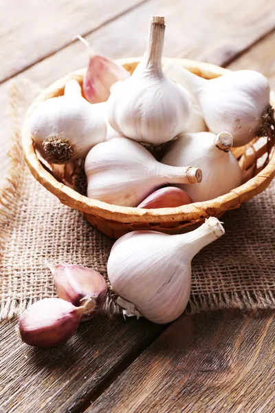 Ajo fresco en canasta de mimbre — Foto de Stock