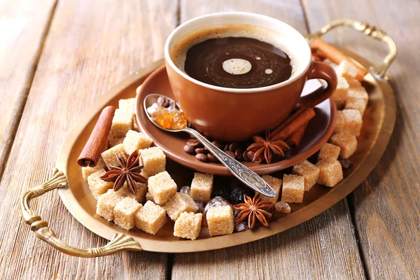 Azúcar moreno, especias y taza de café en bandeja, sobre fondo de madera —  Fotos de Stock