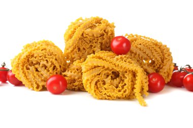 ham ev yapımı makarna ve domates, üzerinde beyaz izole