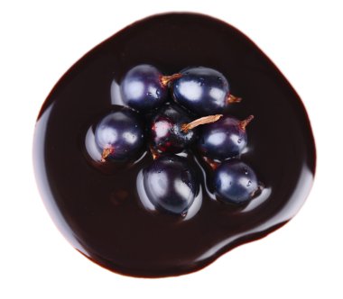 çilek, çikolata soslu beyaz izole