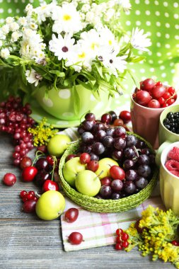 Olgun meyveler ve çiçekler