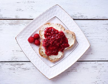 ev yapımı tereyağı ile taze ekmeği