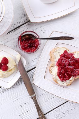 ev yapımı tereyağı ile taze ekmeği