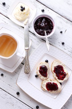ahşap zemin üzerine taze tost ile ev yapımı tereyağı ve blackcurrant jam