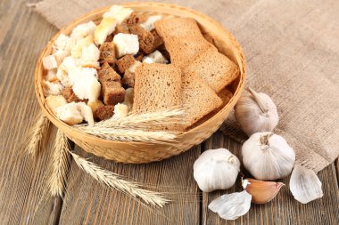 Masada ev yapımı kızarmış ekmek var.