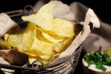 Tatlı patates cipsi.