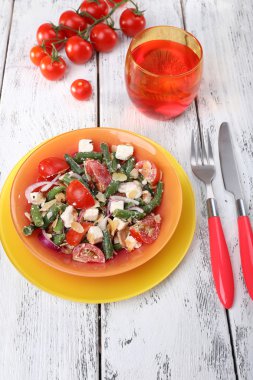 taze kahvaltı sebze salatası masaya servis oluşan