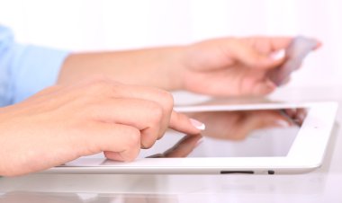 dijital tablet kullanan kadın