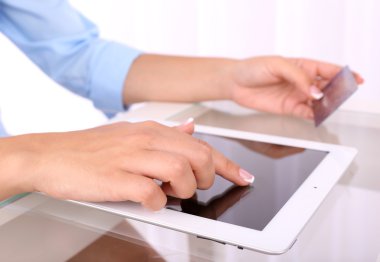 dijital tablet kullanan kadın
