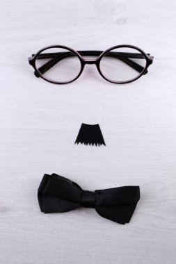Gözlük, bıyık ve papyon
