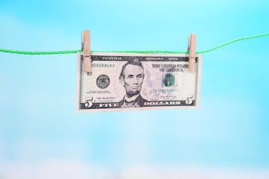 İpte asılı dolarlık banknot