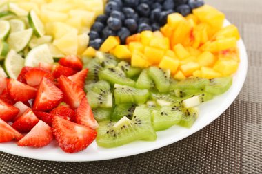 dilimlenmiş meyve plaka üzerinde tablo