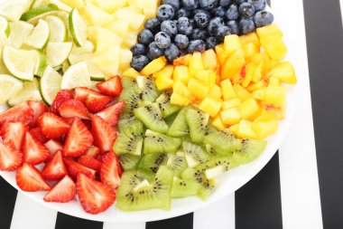 dilimlenmiş meyve plaka üzerinde tablo