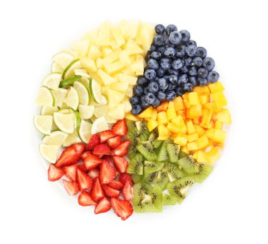 Plaka üzerinde beyaz izole meyve dilimlenmiş