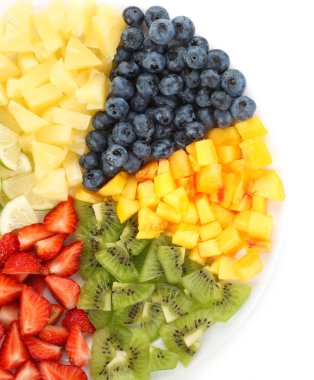 Plaka üzerinde beyaz izole meyve dilimlenmiş