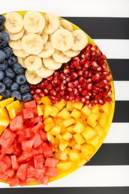 dilimlenmiş meyve plaka üzerinde tablo