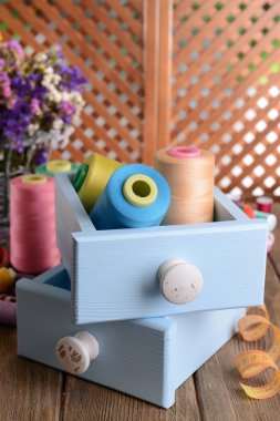 Ahşap kutusunda dikiş aksesuarları