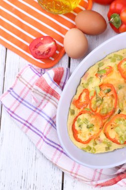 Tablo yakın çekim ıslak zeminde sebzeli güveç