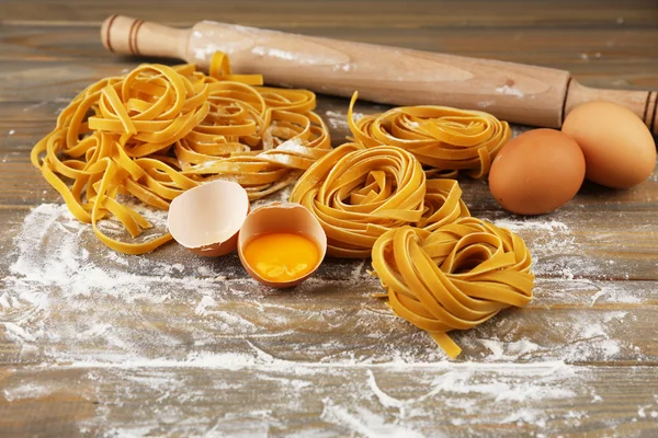 Masih hidup dengan pasta mentah buatan sendiri dan bahan untuk pasta — Stok Foto