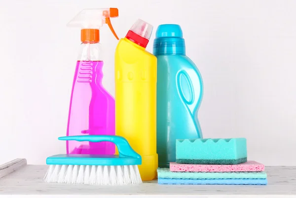 Productos de limpieza en estante —  Fotos de Stock