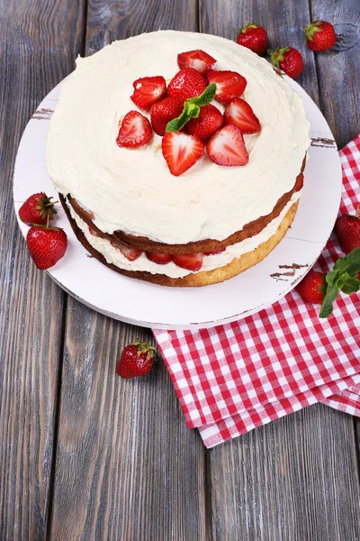 Vynikající sušenky dort s jahodami na tabulka detail — Stock fotografie