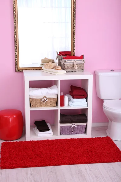 Estantes en el baño — Foto de Stock