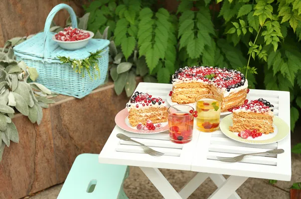 Leckeren Kuchen mit frischen Beeren auf dem Tisch, Nahaufnahme — Stockfoto