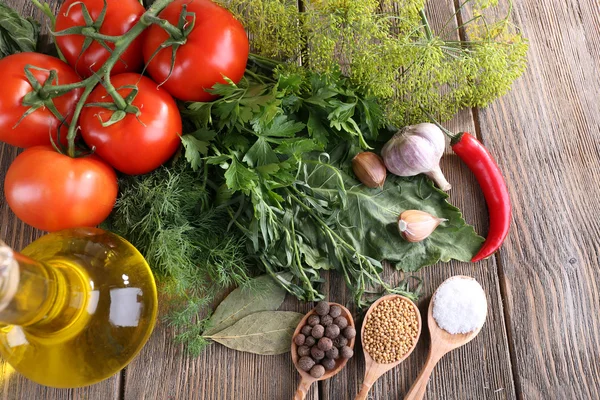 Färska grönsaker med örter och kryddor på bordet, närbild — Stockfoto