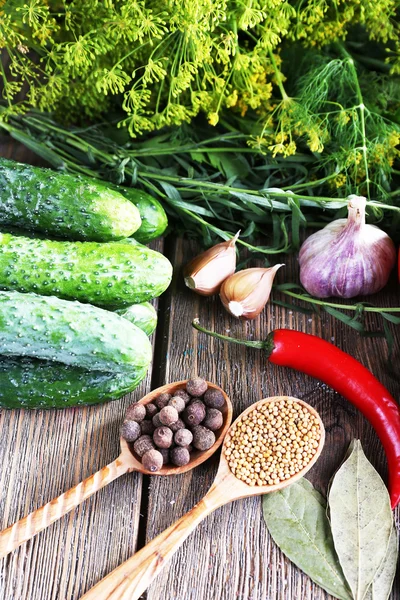 Čerstvá zelenina s bylinkami a kořením na stole, detail — Stock fotografie