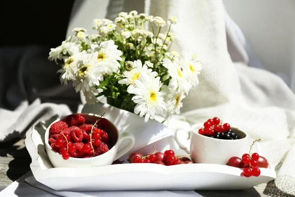 Ripe berries and flowers — Stock Photo, Image
