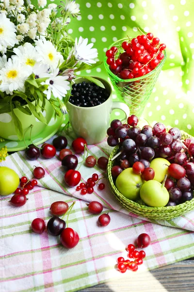 Reife Beeren und Blumen — Stockfoto