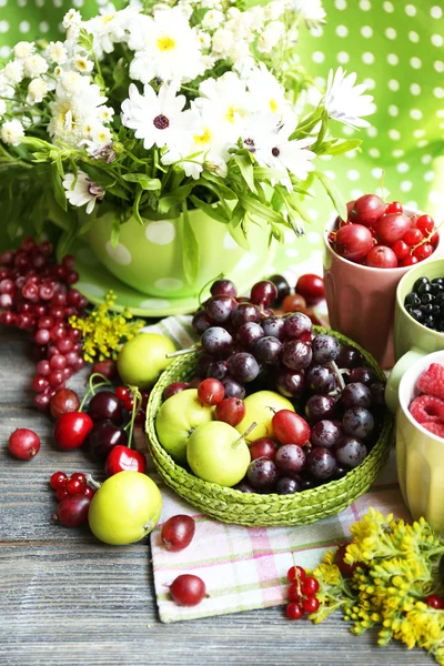 Ripe berries and flowers — Stock Photo, Image