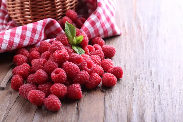 Ripe sweet raspberries — Stock Photo, Image