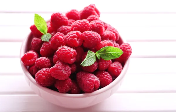 Ripe sweet raspberries — Stock Photo, Image