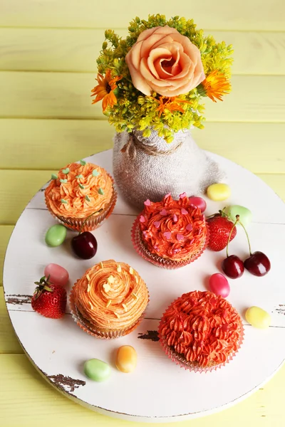Tasty cupcakes on table, close up — Stock Photo, Image