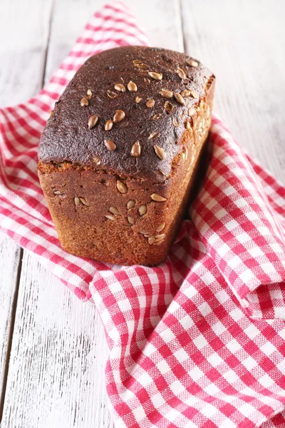 Pâine proaspătă pe masă — Fotografie, imagine de stoc