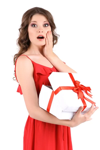 Menina bonita em vestido vermelho com presente isolado no branco — Fotografia de Stock