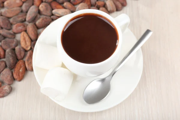 Tazza di cioccolata calda sul tavolo, primo piano — Foto Stock