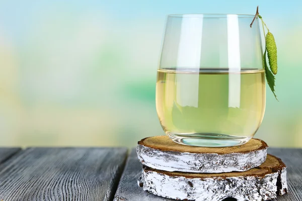 Склянка свіжого березового соку — стокове фото