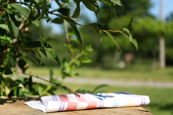 Table en bois avec nappe — Photo