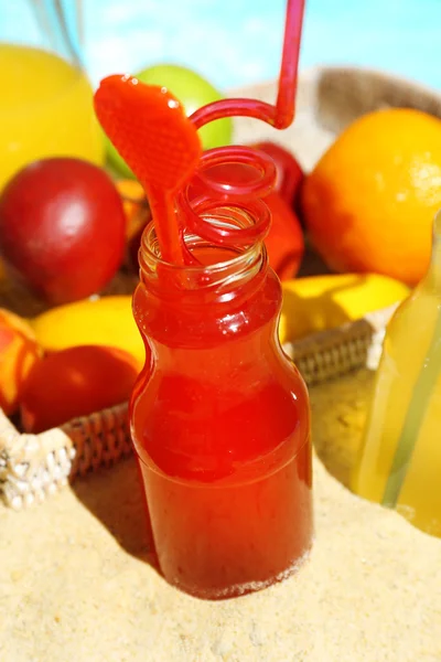 Heerlijke cocktails op strand, close-up — Stockfoto